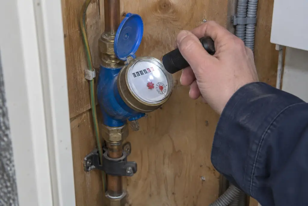 Lekdetectie Laren – watermeter in de meterkast controleren met een zaklamp